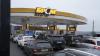Fahrzeuge stehen in einer Schlange vor einer Tankstelle in der Ukraine. Die Menschen legen sich Vorräte an.