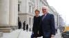 Seit 27. Dezember 1995 ist Frank-Walter Steinmeier mit Elke Büdenbender verheiratet. Die beiden haben sich im Studium kennengelernt. 1996 kam ihre gemeinsame Tochter auf die Welt. Weil seine Frau unter einer Nierenkrankheit litt, spendete er ihr 2010 eine Niere und nahm sich danach einige Monate eine politische Auszeit.