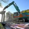 Bagger haben am Montagnachmittag angefangen, die einsturzgefährdete Bahnbrücke bei Blaustein-Arnegg abzubrechen. Bis zum Abend war sie abgerissen. 