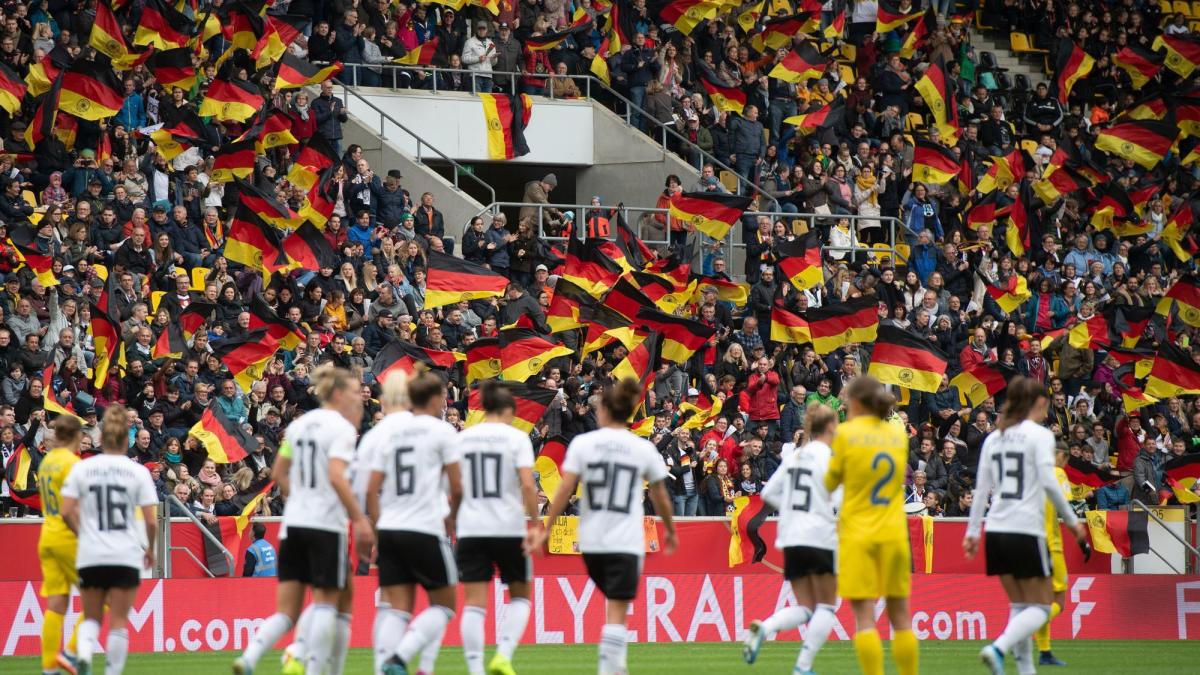 England – Deutschland live im Free-TV und Stream: Übertragung des Frauenfußball-Länderspiels