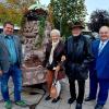 Im Bild von links 2. Bürgermeister Michael Smischek, Anneliese und Martin Schuster mit Stadtbergens Bürgermeister Paul Metz. 