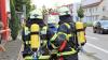 Personenrettung in einer Behinderteneinrichtung: Der Löschzug 3 der Memminger Feuerwehr hatte im Rahmen einer Einsatzübung die Bewohnerinnen und Bewohner eines massiv verrauchten Obergeschosses in Sicherheit zu bringen. Das Vorgehen war bei minimaler Sicht nur mit Atemschutz möglich.
