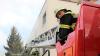 Personenrettung in einer Behinderteneinrichtung: Der Löschzug 3 der Memminger Feuerwehr hatte im Rahmen einer Einsatzübung die Bewohnerinnen und Bewohner eines massiv verrauchten Obergeschosses in Sicherheit zu bringen. Das Vorgehen war bei minimaler Sicht nur mit Atemschutz möglich.