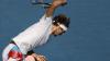 Alexander Zverev lässt seinen Frust über sein Ausscheiden an seinem Schläger aus.