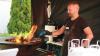 Burger, Gebäck, Spiralkartoffeln - Besucher auf dem Streetfoodfestvial lassen es sich schmecken.