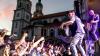 4000 Fans feiern beim Open Air auf dem Hildegardplatz: Wo sonst der Wochenmarkt stattfindet, rockte die irisch-amerikanische Folk-Punk-Band Dropkick Murphys die Kemptener Innenstadt.