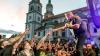4000 Fans feiern beim Open Air auf dem Hildegardplatz: Wo sonst der Wochenmarkt stattfindet, rockte die irisch-amerikanische Folk-Punk-Band Dropkick Murphys die Kemptener Innenstadt.