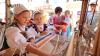 Die Kinder bieten ihre Waren dar, machen Brezen und Würste, prägen Münzen, weben Teppiche und tanzen beim Markttreiben auf dem Tänzelfest Kaufbeuren.