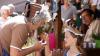 Die Kinder bieten ihre Waren dar, machen Brezen und Würste, prägen Münzen, weben Teppiche und tanzen beim Markttreiben auf dem Tänzelfest Kaufbeuren.