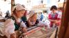 Die Kinder bieten ihre Waren dar, machen Brezen und Würste, prägen Münzen, weben Teppiche und tanzen beim Markttreiben auf dem Tänzelfest Kaufbeuren.