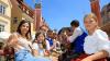Die Kinder bieten ihre Waren dar, machen Brezen und Würste, prägen Münzen, weben Teppiche und tanzen beim Markttreiben auf dem Tänzelfest Kaufbeuren.