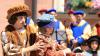 Unter den begeisterten Blicken der Zuschauer ziehen die Kinder durch die Kaiser Max Straße auf das Rathaus zu. Sie spielen beim Tänzelfest-Umzug die Geschichte ihrer Stadt Kaufbeuren nach. Dem Umzug vorweg ging der Einzug von Kaiser Maximilian mit seinem Gefolge.