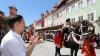 Unter den begeisterten Blicken der Zuschauer ziehen die Kinder durch die Kaiser Max Straße auf das Rathaus zu. Sie spielen beim Tänzelfest-Umzug die Geschichte ihrer Stadt Kaufbeuren nach. Dem Umzug vorweg ging der Einzug von Kaiser Maximilian mit seinem Gefolge.