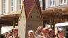 Unter den begeisterten Blicken der Zuschauer ziehen die Kinder durch die Kaiser Max Straße auf das Rathaus zu. Sie spielen beim Tänzelfest-Umzug die Geschichte ihrer Stadt Kaufbeuren nach. Dem Umzug vorweg ging der Einzug von Kaiser Maximilian mit seinem Gefolge.