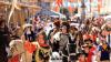 Unter den begeisterten Blicken der Zuschauer ziehen die Kinder durch die Kaiser Max Straße auf das Rathaus zu. Sie spielen beim Tänzelfest-Umzug die Geschichte ihrer Stadt Kaufbeuren nach. Dem Umzug vorweg ging der Einzug von Kaiser Maximilian mit seinem Gefolge.