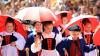Unter den begeisterten Blicken der Zuschauer ziehen die Kinder durch die Kaiser Max Straße auf das Rathaus zu. Sie spielen beim Tänzelfest-Umzug die Geschichte ihrer Stadt Kaufbeuren nach. Dem Umzug vorweg ging der Einzug von Kaiser Maximilian mit seinem Gefolge.