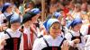 Unter den begeisterten Blicken der Zuschauer ziehen die Kinder durch die Kaiser Max Straße auf das Rathaus zu. Sie spielen beim Tänzelfest-Umzug die Geschichte ihrer Stadt Kaufbeuren nach. Dem Umzug vorweg ging der Einzug von Kaiser Maximilian mit seinem Gefolge.