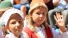 Unter den begeisterten Blicken der Zuschauer ziehen die Kinder durch die Kaiser Max Straße auf das Rathaus zu. Sie spielen beim Tänzelfest-Umzug die Geschichte ihrer Stadt Kaufbeuren nach. Dem Umzug vorweg ging der Einzug von Kaiser Maximilian mit seinem Gefolge.
