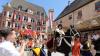 Unter den begeisterten Blicken der Zuschauer ziehen die Kinder durch die Kaiser Max Straße auf das Rathaus zu. Sie spielen beim Tänzelfest-Umzug die Geschichte ihrer Stadt Kaufbeuren nach. Dem Umzug vorweg ging der Einzug von Kaiser Maximilian mit seinem Gefolge.