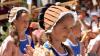 Unter den begeisterten Blicken der Zuschauer ziehen die Kinder durch die Kaiser Max Straße auf das Rathaus zu. Sie spielen beim Tänzelfest-Umzug die Geschichte ihrer Stadt Kaufbeuren nach. Dem Umzug vorweg ging der Einzug von Kaiser Maximilian mit seinem Gefolge.