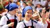 Unter den begeisterten Blicken der Zuschauer ziehen die Kinder durch die Kaiser Max Straße auf das Rathaus zu. Sie spielen beim Tänzelfest-Umzug die Geschichte ihrer Stadt Kaufbeuren nach. Dem Umzug vorweg ging der Einzug von Kaiser Maximilian mit seinem Gefolge.