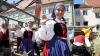 Unter den begeisterten Blicken der Zuschauer ziehen die Kinder durch die Kaiser Max Straße auf das Rathaus zu. Sie spielen beim Tänzelfest-Umzug die Geschichte ihrer Stadt Kaufbeuren nach. Dem Umzug vorweg ging der Einzug von Kaiser Maximilian mit seinem Gefolge.