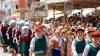 Unter den begeisterten Blicken der Zuschauer ziehen die Kinder durch die Kaiser Max Straße auf das Rathaus zu. Sie spielen beim Tänzelfest-Umzug die Geschichte ihrer Stadt Kaufbeuren nach. Dem Umzug vorweg ging der Einzug von Kaiser Maximilian mit seinem Gefolge.