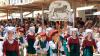 Unter den begeisterten Blicken der Zuschauer ziehen die Kinder durch die Kaiser Max Straße auf das Rathaus zu. Sie spielen beim Tänzelfest-Umzug die Geschichte ihrer Stadt Kaufbeuren nach. Dem Umzug vorweg ging der Einzug von Kaiser Maximilian mit seinem Gefolge.