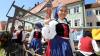 Unter den begeisterten Blicken der Zuschauer ziehen die Kinder durch die Kaiser Max Straße auf das Rathaus zu. Sie spielen beim Tänzelfest-Umzug die Geschichte ihrer Stadt Kaufbeuren nach. Dem Umzug vorweg ging der Einzug von Kaiser Maximilian mit seinem Gefolge.
