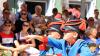 Unter den begeisterten Blicken der Zuschauer ziehen die Kinder durch die Kaiser Max Straße auf das Rathaus zu. Sie spielen beim Tänzelfest-Umzug die Geschichte ihrer Stadt Kaufbeuren nach. Dem Umzug vorweg ging der Einzug von Kaiser Maximilian mit seinem Gefolge.