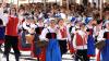 Unter den begeisterten Blicken der Zuschauer ziehen die Kinder durch die Kaiser Max Straße auf das Rathaus zu. Sie spielen beim Tänzelfest-Umzug die Geschichte ihrer Stadt Kaufbeuren nach. Dem Umzug vorweg ging der Einzug von Kaiser Maximilian mit seinem Gefolge.