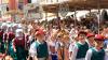 Unter den begeisterten Blicken der Zuschauer ziehen die Kinder durch die Kaiser Max Straße auf das Rathaus zu. Sie spielen beim Tänzelfest-Umzug die Geschichte ihrer Stadt Kaufbeuren nach. Dem Umzug vorweg ging der Einzug von Kaiser Maximilian mit seinem Gefolge.