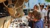 Kunstvoll verzierte Messer, Lederbeutel, Schmuck, Gewürze und Elixiere sowie obendrein Accessoires der extravanganten Art: Auf dem historischen Markt bei der Wallenstein-Woche gibt es allerhand zu bestaunen - und natürlich zu kaufen.