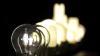 Alle Glüh- und Halogenlampen durch LED ersetzen. Sie verbrauchen sogar weniger Strom als Energiesparlampen.
