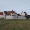 Die Läufer und Läuferinnen kommen am Jagdschloss Grünau vorbei. 