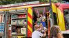 Wie sieht ein Feuerwehrauto von innen aus?  Wie schreibe ich mit einem Brandmalkolben auf Holz? Und welche Farben lassen sich bei der Kunstschule am besten kombinieren? Beim Familientag der Allgäuer Festwoche 2022 in Kempten konnten die Jüngsten einiges entdecken und sogar selbst mit Hand anlegen.