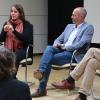 Heike Heubach, Peter Goldammer und Gregor Beck in der Brunnenschule. Im Vordergrund zwei Gebärdendolmetscherinnen.