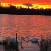 Orsos Lajos aus Kissing fotografiert den "Sonnenuntergang über Auensee mit Schwanromantik".