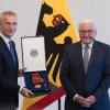 Bundespräsident Frank-Walter Steinmeier (r) würdigt die Verdienste des ehemaligen Nato-Generalsekretärs Jens Stoltenberg.