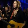 Gil Ofarim spielte vor kleinem Publikum im Kaminwerk in Memmingen. Im Vorprogramm trat Solokünstler Jack McBannon auf.