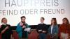Bei der Preisverleihung der „Schwäbischen Klappe“ (von links): Moderatorin Nicole Lohfink, Laudator Benjamin Rost sowie die jungen Filmemacher vom Team Mind Projects Hannah Schuster, Laura Gervais und Sophia Schuster (nicht auf dem Foto sind Eva Ebel und Kameramann Marius Macarei).