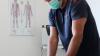 In Zeiten von Corona ist auch bei Physiotherapeut Markus Nieberle der geeignete Schutz in Form von Mundschutz und Handschuhen unverzichtbar.
