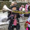 Bei Schneegestöber zogen die Narren durch Aichstetten. Rund 70 Gruppen waren beim Jubiläumssprung mit von der Partie. Die Bilder in unserer Galerie.