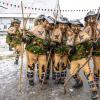 Bei Schneegestöber zogen die Narren durch Aichstetten. Rund 70 Gruppen waren beim Jubiläumssprung mit von der Partie. Die Bilder in unserer Galerie.