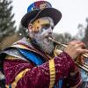 Bei Schneegestöber zogen die Narren durch Aichstetten. Rund 70 Gruppen waren beim Jubiläumssprung mit von der Partie. Die Bilder in unserer Galerie.