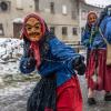 Bei Schneegestöber zogen die Narren durch Aichstetten. Rund 70 Gruppen waren beim Jubiläumssprung mit von der Partie. Die Bilder in unserer Galerie.