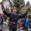 Bei Schneegestöber zogen die Narren durch Aichstetten. Rund 70 Gruppen waren beim Jubiläumssprung mit von der Partie. Die Bilder in unserer Galerie.