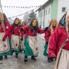 Bei Schneegestöber zogen die Narren durch Aichstetten. Rund 70 Gruppen waren beim Jubiläumssprung mit von der Partie. Die Bilder in unserer Galerie.