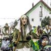 Bei Schneegestöber zogen die Narren durch Aichstetten. Rund 70 Gruppen waren beim Jubiläumssprung mit von der Partie. Die Bilder in unserer Galerie.