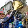 Bei Schneegestöber zogen die Narren durch Aichstetten. Rund 70 Gruppen waren beim Jubiläumssprung mit von der Partie. Die Bilder in unserer Galerie.